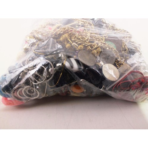 430 - 3kg bag of good quality vintage and modern jewellery.