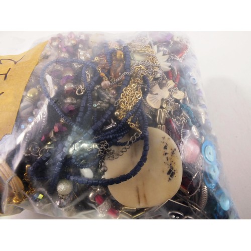 431 - 3kg bag of good quality vintage and modern jewellery.