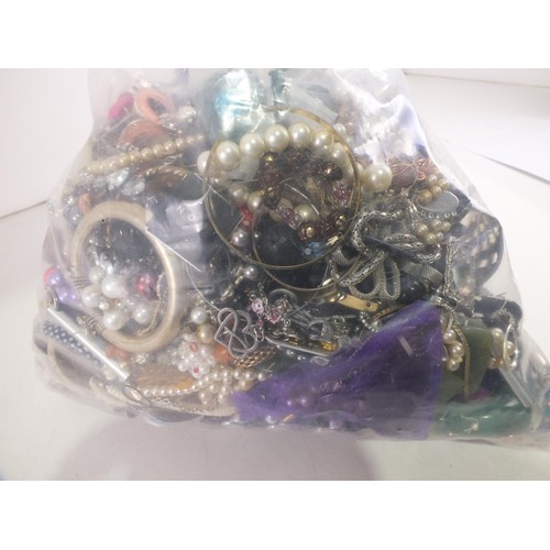 79 - 10kg of unsorted costume jewellery.