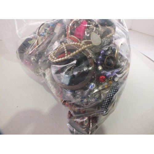 79 - 10kg of unsorted costume jewellery.