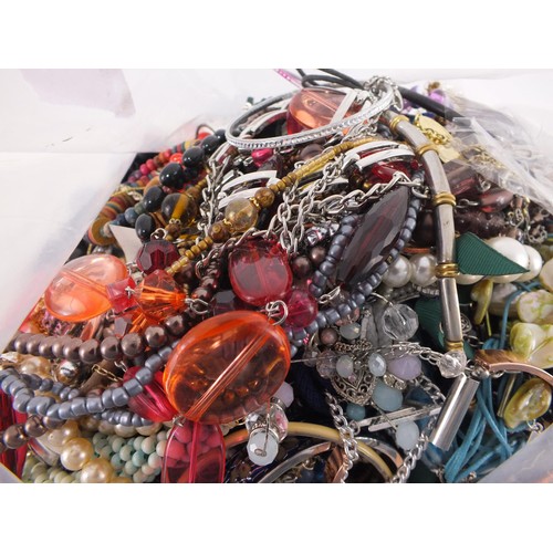 81 - 10kg of unsorted costume jewellery.