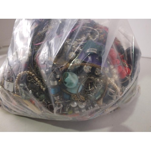 81 - 10kg of unsorted costume jewellery.