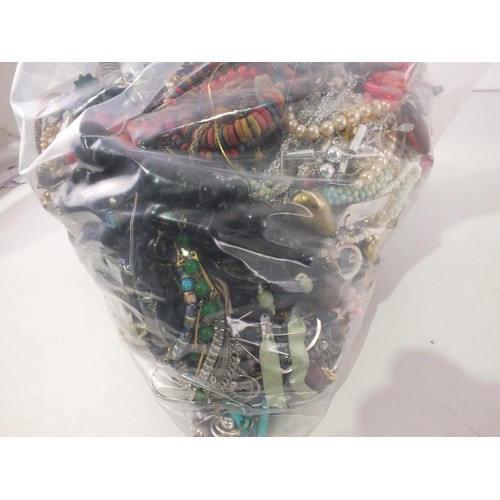 81 - 10kg of unsorted costume jewellery.