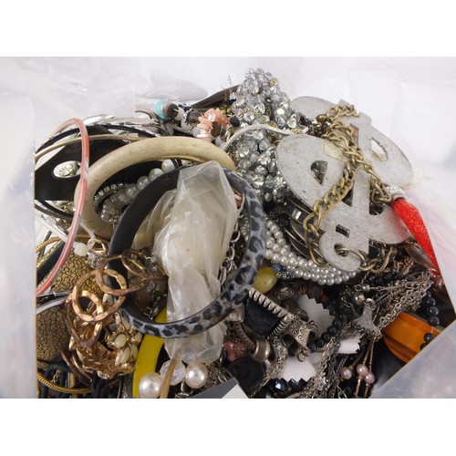 82 - 10kg of unsorted costume jewellery.