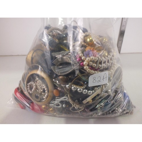 82 - 10kg of unsorted costume jewellery.