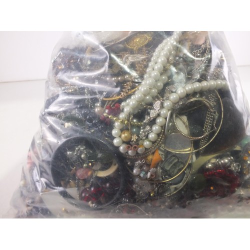 82 - 10kg of unsorted costume jewellery.