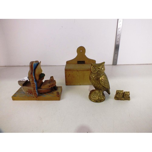 422 - Brass owls, wooden bookends and wooden box