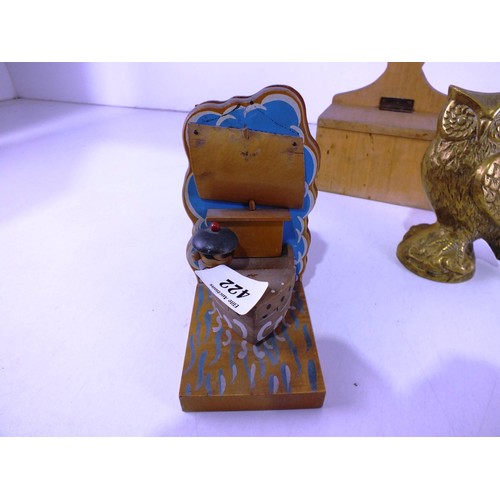 422 - Brass owls, wooden bookends and wooden box