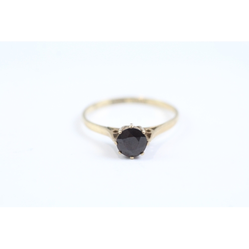 17 - 9ct gold vintage garnet set solitaire ring (1.3g)- Size N