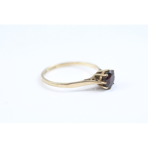 17 - 9ct gold vintage garnet set solitaire ring (1.3g)- Size N