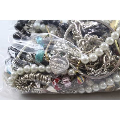 42 - Assortment of Fashion Jewellery inc. Bracelets, Necklaces 1571g