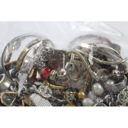 54 - Assortment of Fashion Jewellery inc. Bracelets, Necklaces 1528g