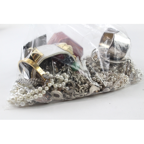 62 - Assortment of Fashion Jewellery inc. Bracelets, Necklaces 1502g