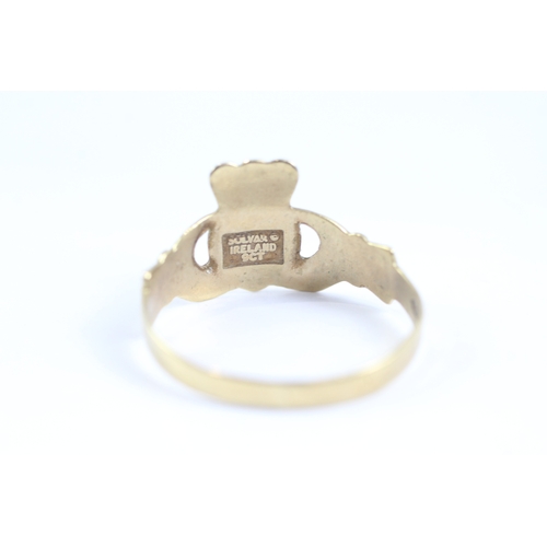 77 - 9ct gold claddagh dress ring (1.9g)- Size Q