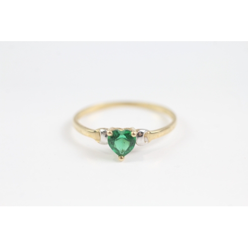 83 - 9ct gold heart cut green paste set solitaire ring (1g)- Size Q