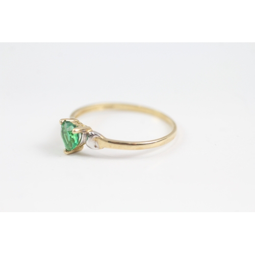 83 - 9ct gold heart cut green paste set solitaire ring (1g)- Size Q