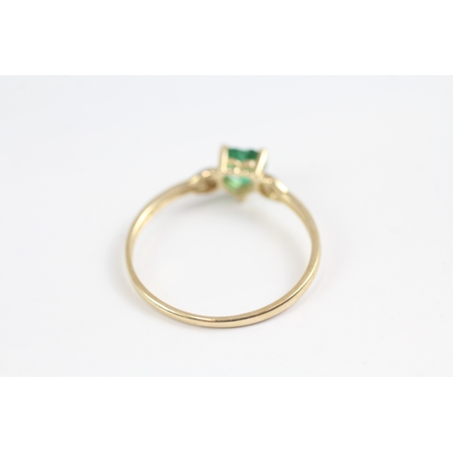 83 - 9ct gold heart cut green paste set solitaire ring (1g)- Size Q