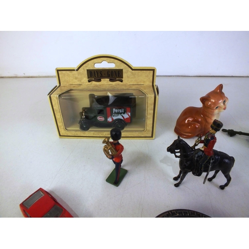 200 - A selection of mixed collectables including a ginger beswick kitten and toy soldiers etc