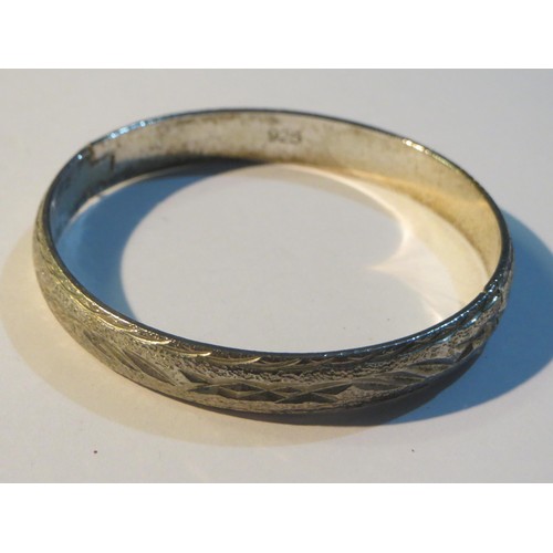 88 - Vintage 925 Silver etched hinged opening bangle.
Weight 29g.