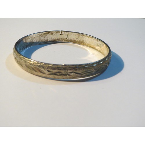 88 - Vintage 925 Silver etched hinged opening bangle.
Weight 29g.