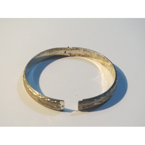 88 - Vintage 925 Silver etched hinged opening bangle.
Weight 29g.