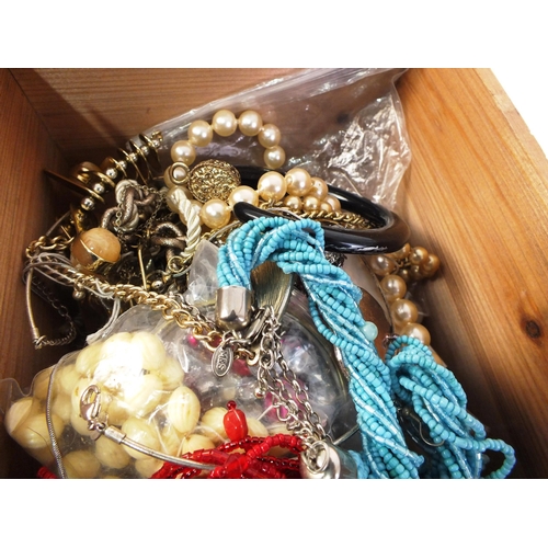 206 - Wooden box of vintage jewellery