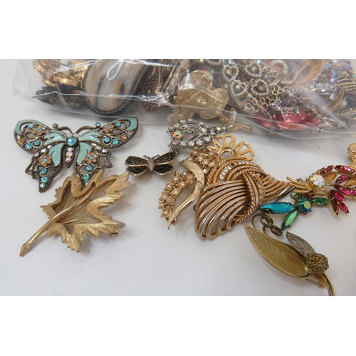 265 - Approx 1kg of assorted vintage and modern brooches