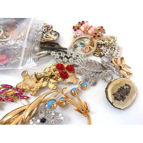 265 - Approx 1kg of assorted vintage and modern brooches