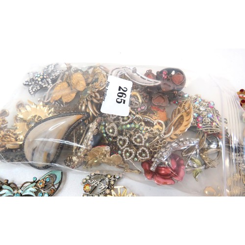 265 - Approx 1kg of assorted vintage and modern brooches