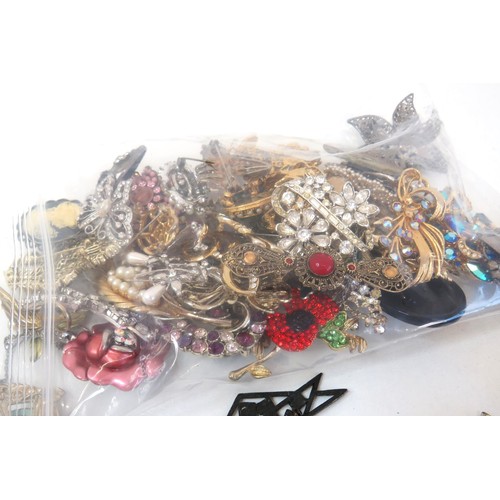 265 - Approx 1kg of assorted vintage and modern brooches