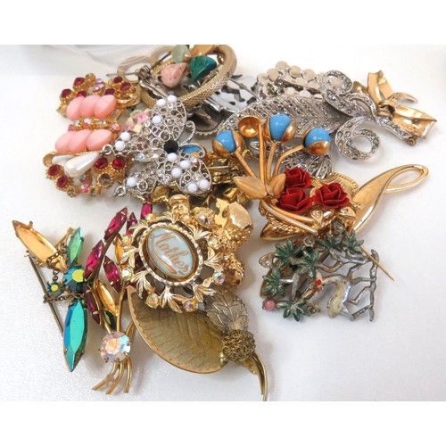 265 - Approx 1kg of assorted vintage and modern brooches