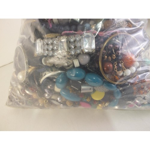 305 - 10kg mixed costume jewellery