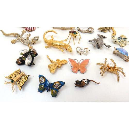 267 - Twenty five assorted brooches, Butterflies, Insects and Reptiles.