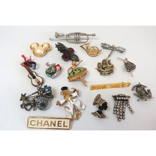 269 - Twenty six vintage brooches including Marcasite, 1940's Nubian Queen etc.