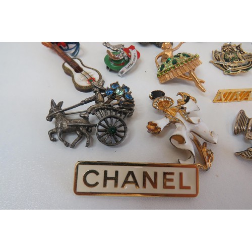 269 - Twenty six vintage brooches including Marcasite, 1940's Nubian Queen etc.