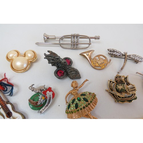 269 - Twenty six vintage brooches including Marcasite, 1940's Nubian Queen etc.