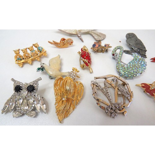 271 - Thirteen assorted bird brooches including signed Kigu, owls, cloisonne etc.