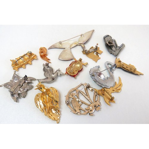 271 - Thirteen assorted bird brooches including signed Kigu, owls, cloisonne etc.