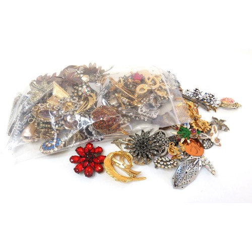 273 - Approx 1kg of assorted vintage and modern brooches