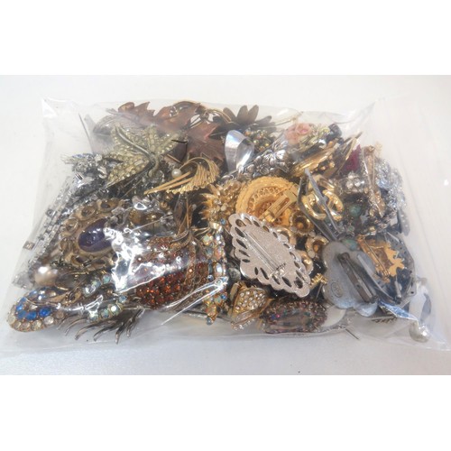 273 - Approx 1kg of assorted vintage and modern brooches