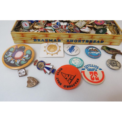 43 - 100 Badges in old tin, magpie, football, curling etc