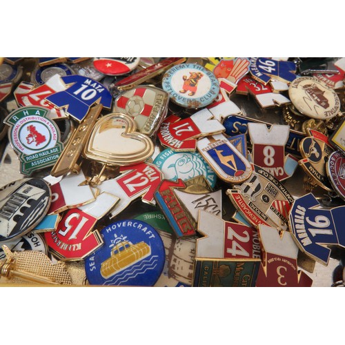 43 - 100 Badges in old tin, magpie, football, curling etc