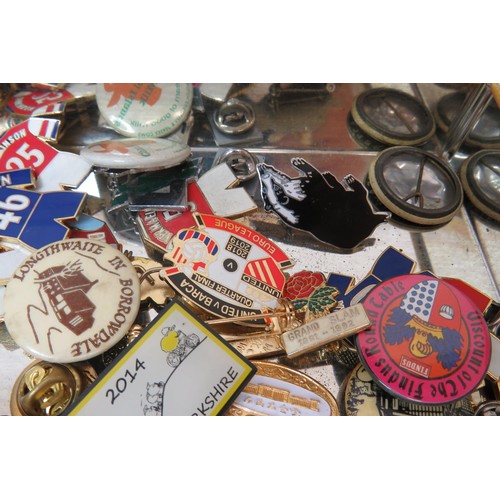 43 - 100 Badges in old tin, magpie, football, curling etc