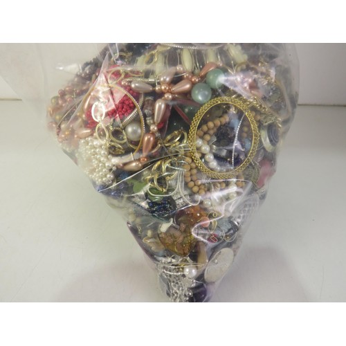 300 - 10kg bag of unsorted costume jewellery.