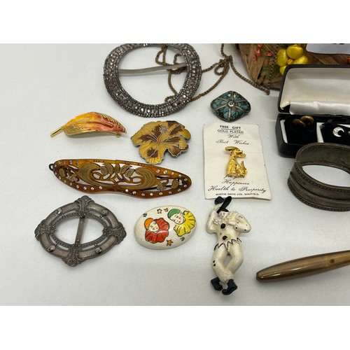 28 - Basket of jewellery and trinkets including vintage brooches, belt buckles etc.