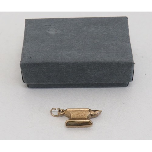 7 - 9ct Gold Blacksmiths Anvil Charm, 0.7g