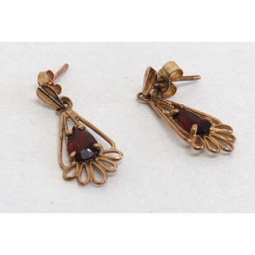 31 - Vintage 9ct Gold Garnet Necklace and Earrings set.
Weight 2.3g.