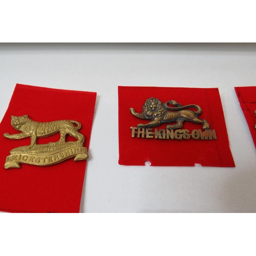 8 - 18 Military Infantry Cap badges to inc 
Lincolnshire 
The Kings Own
Manu Forti