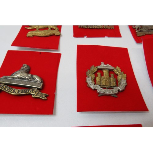 8 - 18 Military Infantry Cap badges to inc 
Lincolnshire 
The Kings Own
Manu Forti