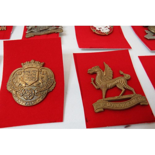 8 - 18 Military Infantry Cap badges to inc 
Lincolnshire 
The Kings Own
Manu Forti